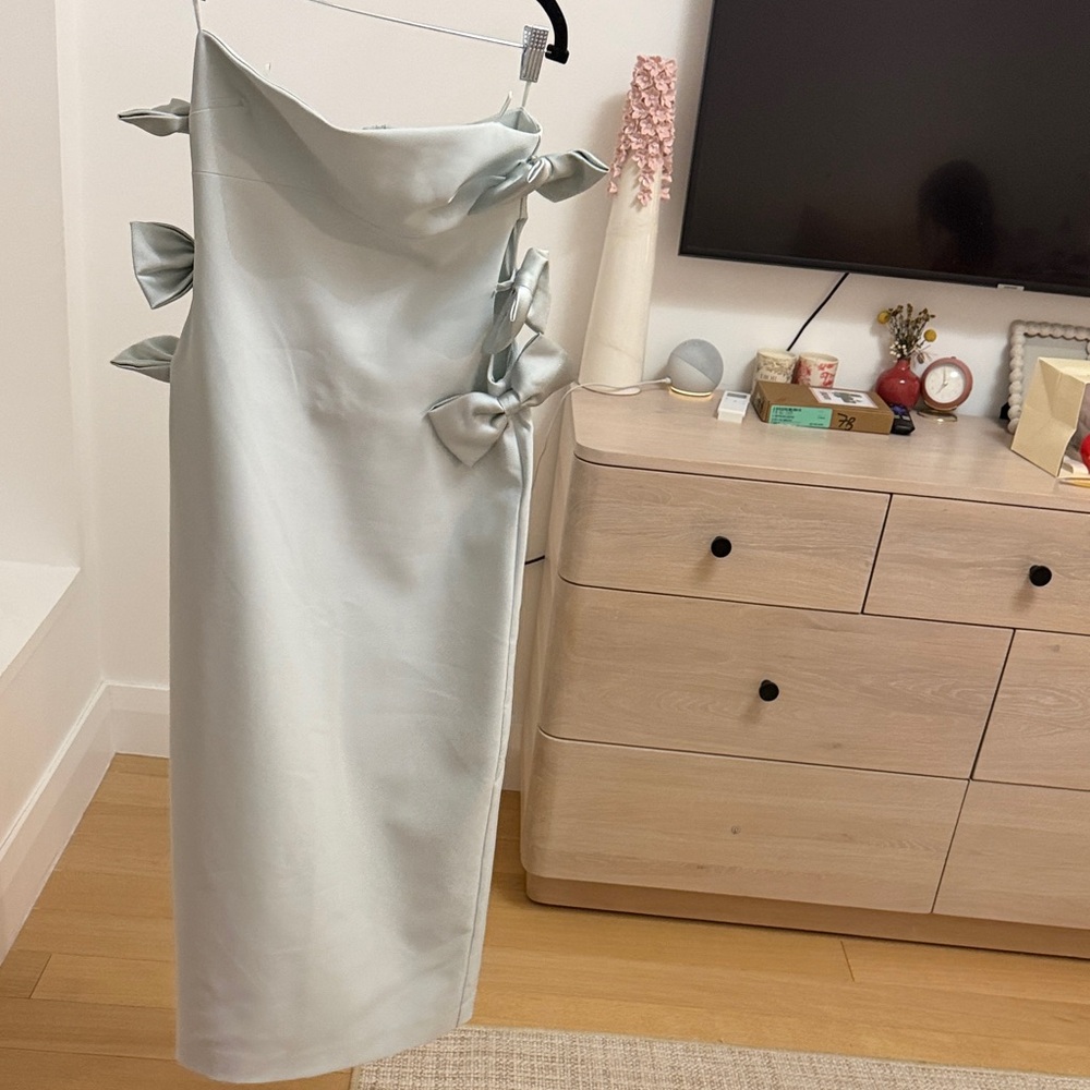 Elegant Light Gray Bow-Accent Dress